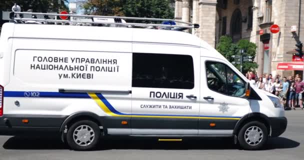 Украинская Полицейская Машина Едет Майдане Большой Автомобиль Национальной Полиции Киева — стоковое видео