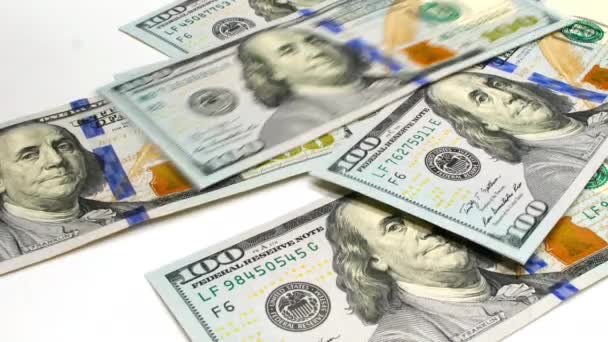 Пересчет Денежных Средств Банкноты Долларах Сша Падают Белый Фон Банкноты — стоковое видео