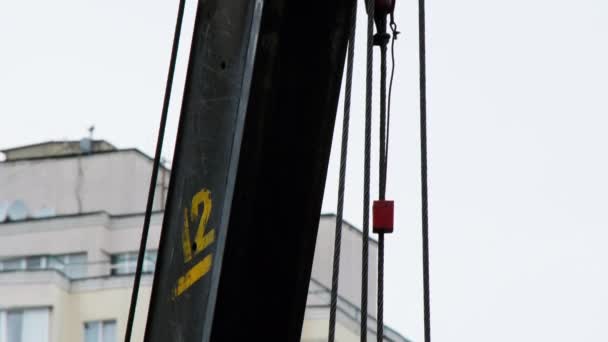 Construction Crane Lifting Mechanism Winch Hook Iron Ropes Backdrop Blue — ストック動画
