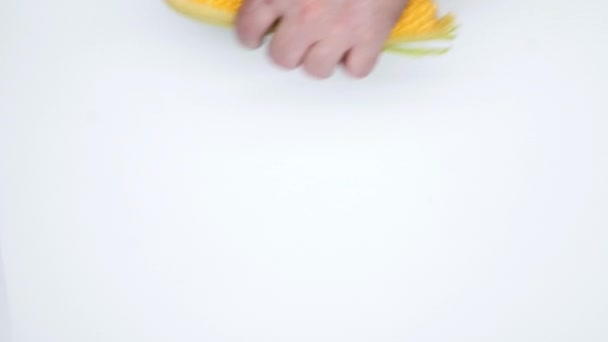 Ręce Położyć Kukurydzę Nóż Białym Tle Odizolowany Człowiek Kładzie Kukurydzę — Wideo stockowe