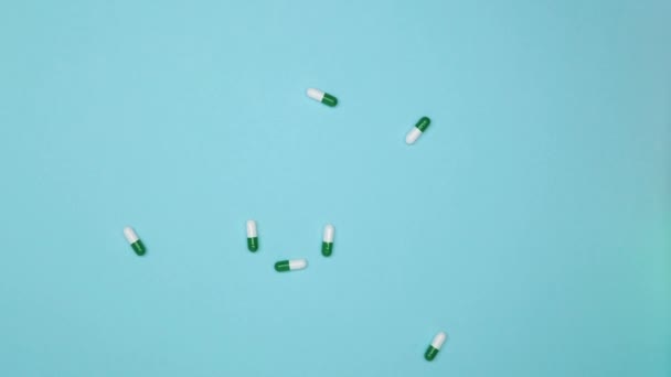 Cápsulas Médicas Estão Cair Movimento Lento Isolado Pílulas Branco Verde — Vídeo de Stock