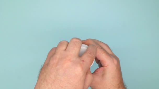 Uma Mão Homem Abre Uma Garrafa Com Cápsulas Médicas Derrama — Vídeo de Stock