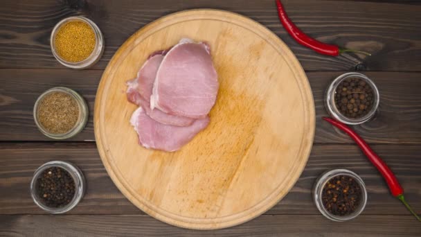 Mãos Colocam Carne Tabuleiro Chef Coloca Bifes Carne Rosa Uma — Vídeo de Stock