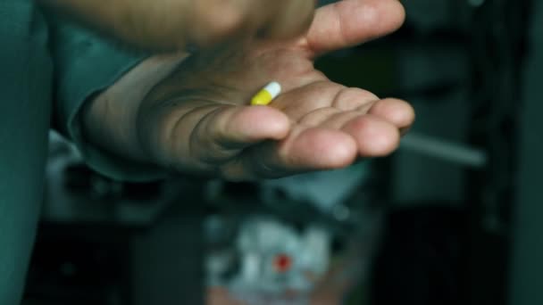 Uomo Anziano Adulto Possesso Pillole Antidolorifiche Sulla Mano Maschile Versando — Video Stock