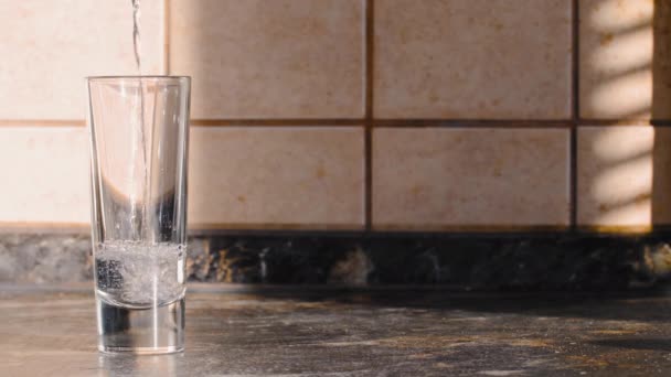 Flüssigkeit Wird Ein Glas Gegossen Kalter Wodka Wird Ein Hohes — Stockvideo
