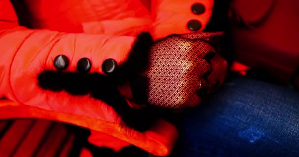 Frauenhände Transparenten Handschuhen Schöne Junge Frau Roter Jacke Blauer Jeans — Stockvideo