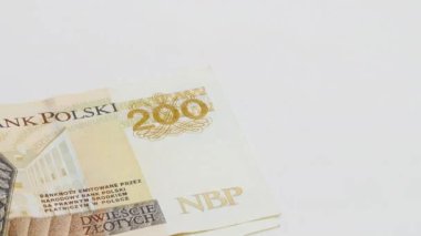 Paranın yeniden hesaplanması. Eller beyaz arka planda Polonya Zloti banknotlarını sayıyor. Polonya Ulusal Bankası 'nın resmi para birimi Zloty Zl PLN. Yüz iki yüz zloti banknot paketi. Banknotlar ellerinde