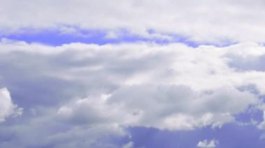 Gökyüzünde beyaz bulutlar. Hava uçağının pencere manzarası hızlandırılmış bulutlar ve mavi güneşli gökyüzü. Zaman ayarlı. Mavi gökyüzünde beyaz bulutlar ve güneş ışınları. Hava görüntüsü. İnsansız hava aracı hareket zamanı. 4K.