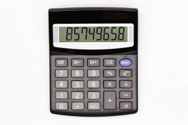 Beyaz arka planda dijital ekranda numaraları olan büyük tuşlu hesap makinesi. İzole edilmiş. Güneş enerjili finansal hesap makinesi. Matematik için elektronik makine. Ofis malzemeleri. Yakın plan