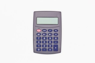 Beyaz zemin üzerinde boş dijital ekran olan büyük mavi düğmeli hesap makinesi. İzole edilmiş. Güneş enerjili finansal hesap makinesi. Matematik hesaplamaları için elektronik makine. Ofis malzemeleri. Yakın plan