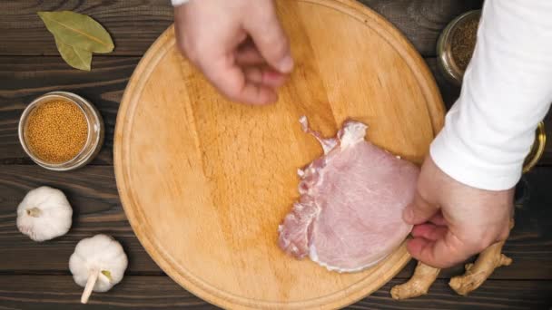 男士们的手把肉放在木板上 厨师把肉排放在切菜板上的排骨上腌制 大蒜芥末生姜橄榄油木桌上的调味品顶部视图 — 图库视频影像