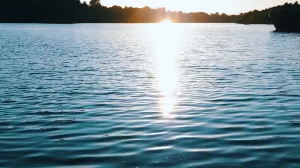 พระอาท นบนแม นสงบในบ นหล งของต นไม าและเร ดวงอาท ตกท ทะเลสาบ — วีดีโอสต็อก