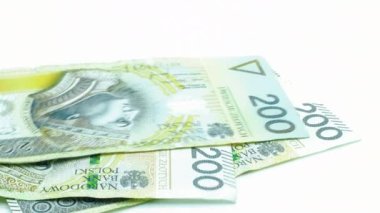 Polonya parası Zloty beyaz arka plana düşüyor. Paranın yeniden hesaplanması. Eller Polonyalı Zloty banknotlarını sayar. Polonya Merkez Bankası 'nın resmi para birimi Zl PLN. Yüz iki yüz zloti.