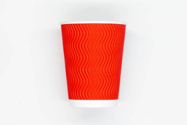Kağıt kahve fincanı. Kapaksız kırmızı el işi kağıt kahve fincanı. Sıcak ve soğuk içeceklerden güvenli bir şekilde içmek için tek kullanımlık bardaklar. Güvenli tırtıklı kapasite. Sağlıklı içecek için konteynır. İzole edilmiş. Yakın plan.