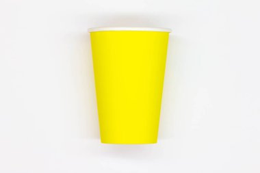 Kağıt kahve fincanı. Sarı kağıttan kahve fincanı kapaksız. Sıcak ve soğuk içeceklerden güvenli bir şekilde içmek için tek kullanımlık bardaklar. Güvenli tırtıklı kapasite. Sağlıklı içecek için konteynır. İzole edilmiş. Yakın plan.