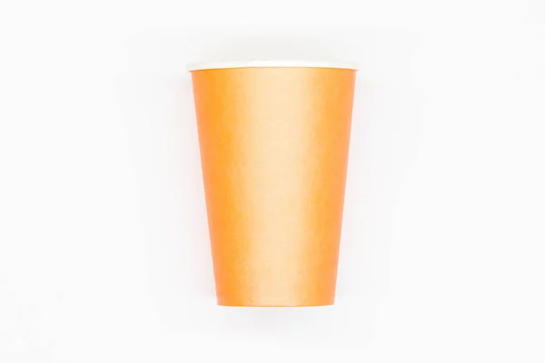 ペーパーコーヒーカップ 蓋のないオレンジクラフト紙コーヒーカップ 熱い冷たい飲み物の安全な飲み物のための使い捨てカップ 安全なリブ付き容量 健康飲料用容器 隔離されてる — ストック写真