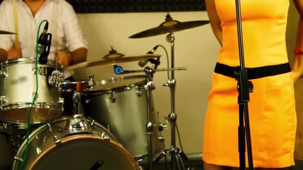 Şarkıcı Sahneye Çıkmaya Hazırlanıyor Parlak Turuncu Elbiseli Bir Mikrofonlu Kadın — Stok video