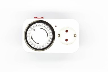 Soket zamanlayıcı. Enerji tasarrufu kavramı. Elektrikli zamanlayıcı. Zaman ölçeği ve anahtar anahtarı olan bir soket için elektromekanik cihaz. Cihazlara tam zamanında güç sağlandı. Elektrik prizi. İzole edilmiş. Yakın plan.