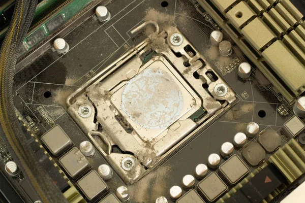 非常肮脏的计算机处理器 在电脑主板上的尘土飞扬的Cpu微晶片上带有一丝清凉的油脂 计算机车间的电子板已准备好清洁 服务电子 — 图库照片