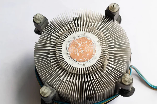 计算机处理器用的非常脏的冷却散热器 电脑主板上的Cpu微晶片用的尘土飞扬的铝制冷却器 带有冷却油的痕迹 清洁的部分 服务电子 — 图库照片