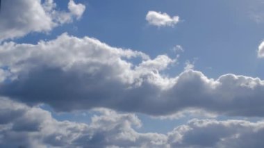 Mavi gökyüzü ve beyaz bulutlar. Kabarık beyaz bulutlar. Kümülüs bulutlu zaman çizelgesi. Yaz mavisi gökyüzü zaman aşımı. Doğa mavi gökyüzü. Beyaz bulutlar. Bulut zaman atlaması. 4k video