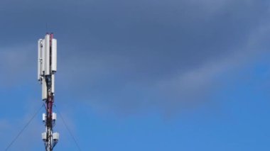 Mavi gökyüzü anten ve beyaz bulutlar. Mesaj için yer. Mobil Telekomünikasyon cihazlı baz istasyonu. Elektronik iletişim cihazları olan baz istasyonu. 