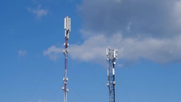 Mobilní Věž Pozadí Modré Oblohy Bílé Mraky Mobilní Věž Cumulus — Stock video