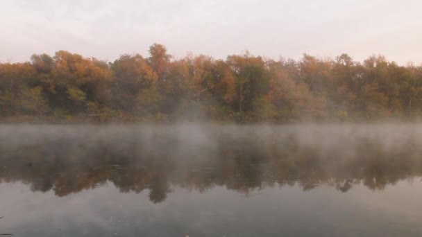 Rauch Auf Dem Wasser Dunst Über Dem Fluss Morgengrauen Morgendlicher — Stockvideo