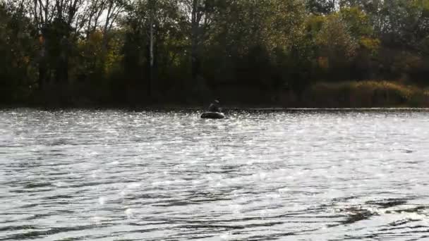 Fisherman Boat Catches Fish Fisherman Throws Fishing Rod River River — Stock Video