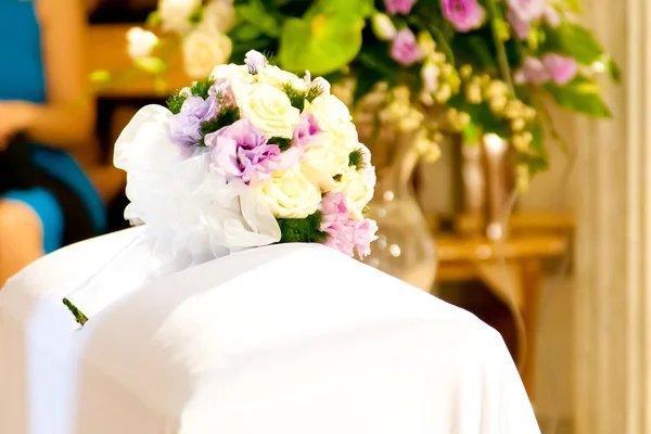 Bouquet da sposa in chiesa sul tavolo — Foto Stock