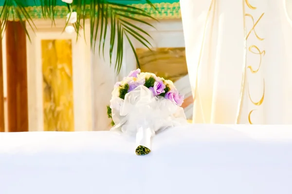 Ramo de bodas en la iglesia sobre la mesa —  Fotos de Stock