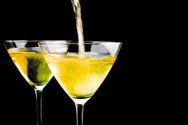 dolu bardak şampanya ve bir dolu