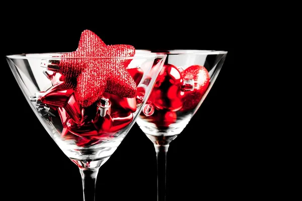 Dettaglio delle decorazioni natalizie rosse nei bicchieri di champagne — Foto Stock