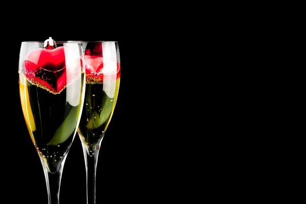 Amante decorazione rossa nel flauto champagne — Foto Stock