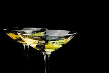 dolu bardak şampanya ve bir dolu