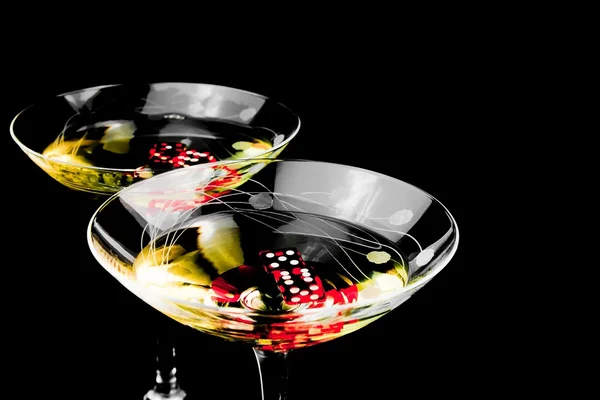 Rode dobbelstenen in twee cocktail glazen met gouden bubbels — Stockfoto