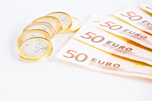 Crisi della zona euro, monete in euro su banconote da 50 euro — Foto Stock