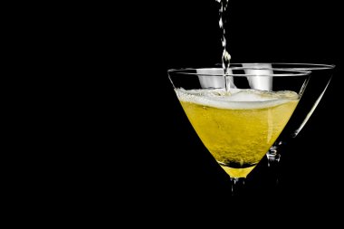 boş bardak şampanya ve bir dolu