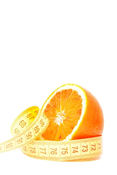 Une demi-orange avec ruban à mesurer et espace pour le texte — Photo