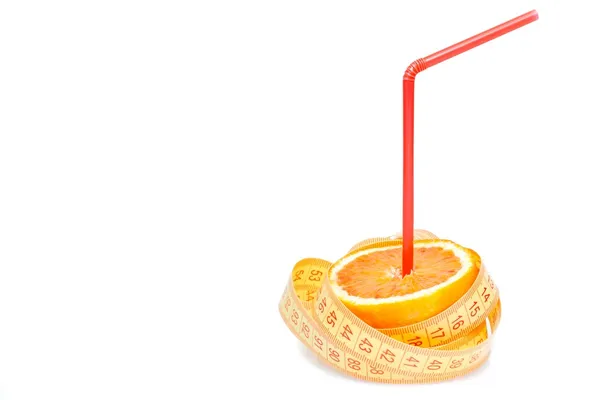 Une demi-orange avec ruban à mesurer et paille, avec espace pour le texte — Photo