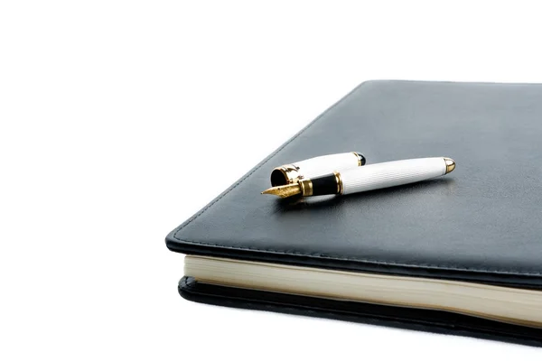 Ноутбук и ручка в композиции — стоковое фото