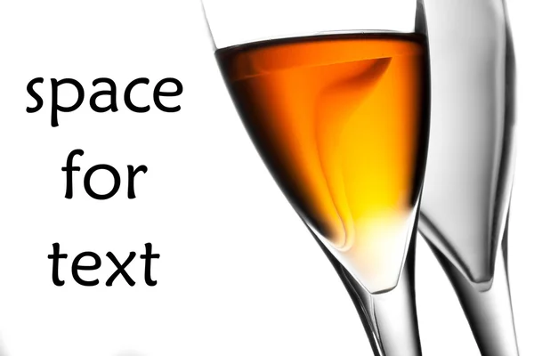 Leeg glas en één gevuld van rode cocktail met ruimte voor tekst — Stockfoto