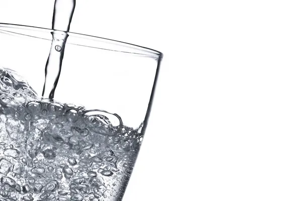 Wasser aus Glas gießen — Stockfoto