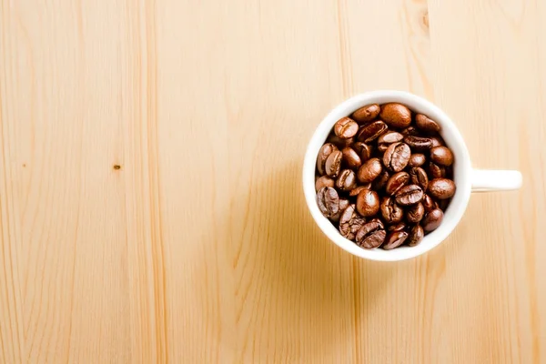 Vista superior de uma xícara de grãos de café com espaço para texto — Fotografia de Stock