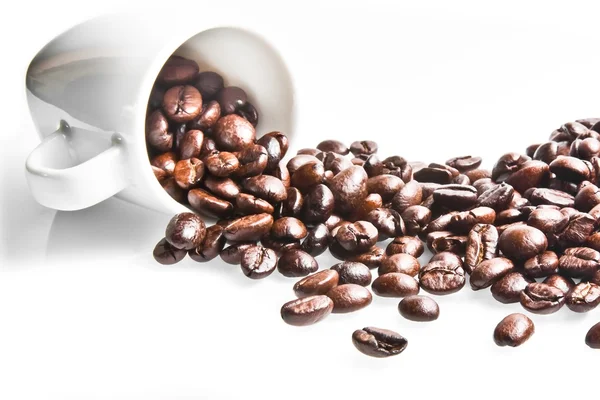 Granos de café en taza de café —  Fotos de Stock