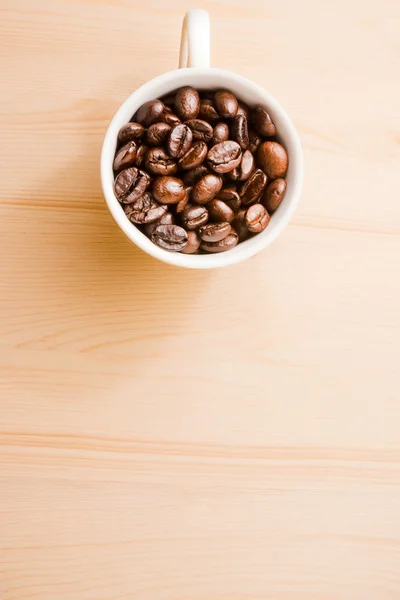 Taza blanca de granos de café con espacio para el texto —  Fotos de Stock