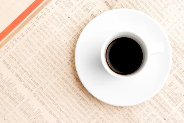 Financiële krant en kopje koffie — Stockfoto