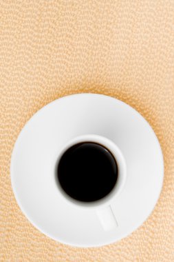 çuval bezi yüzeyinde bir fincan koyu espresso