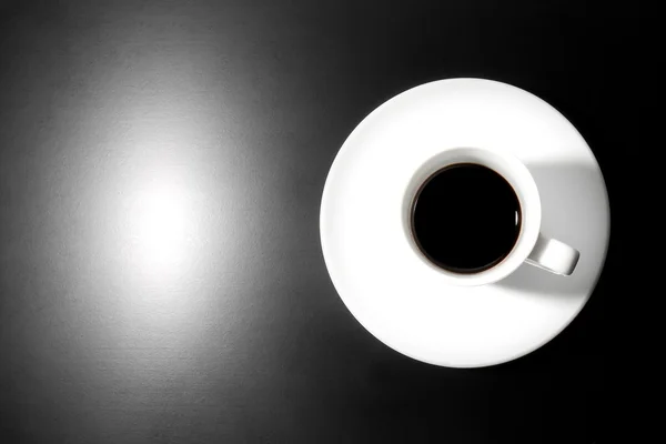 Schwarzer Kaffee mit einem Lichtpunkt — Stockfoto