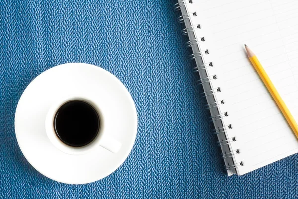 Kopje zwarte koffie met Kladblok — Stockfoto